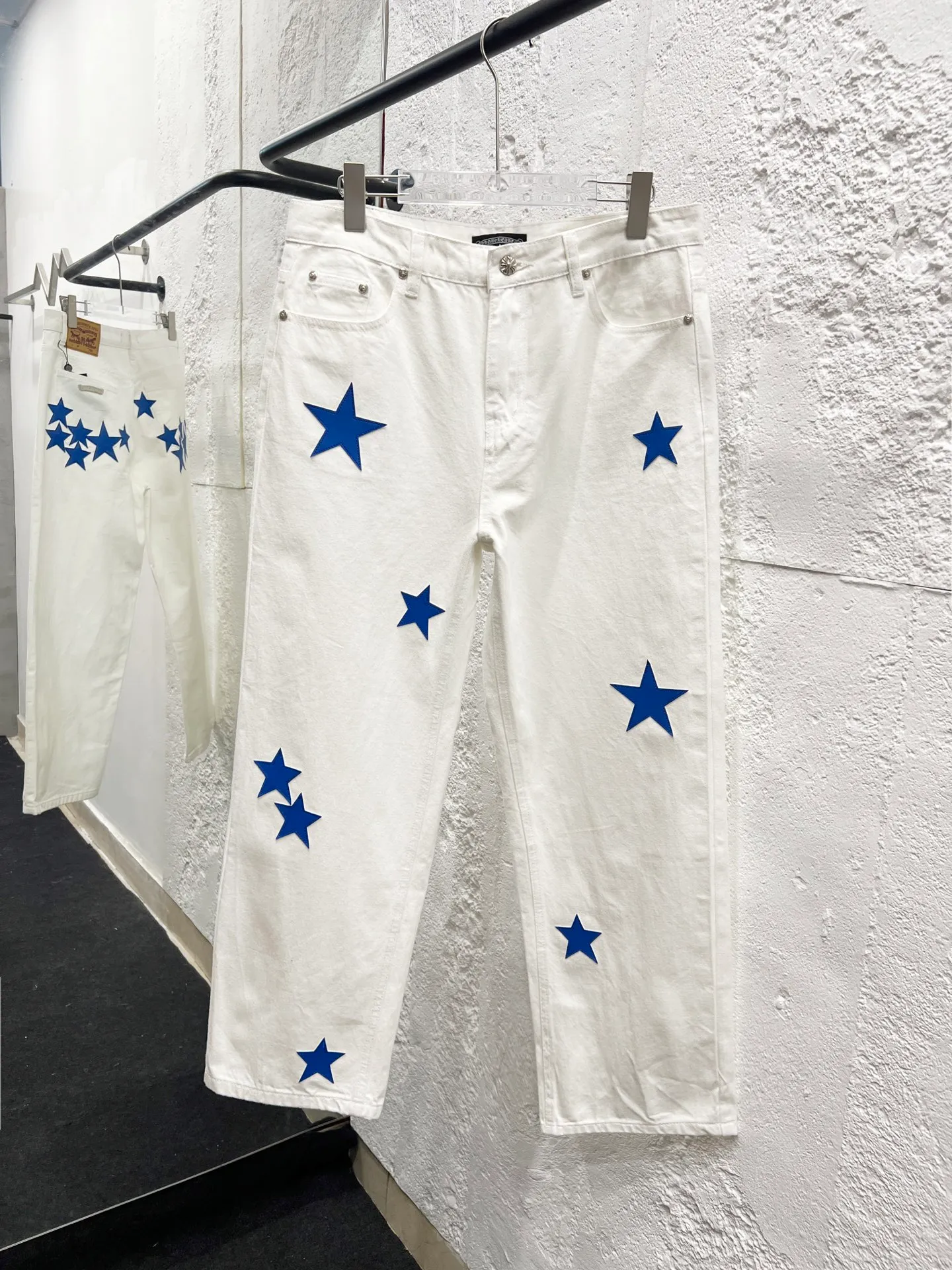 P230 Style number: H849 Chrome hearts & Chrome hearts 25ss blue five-pointed star frame leather jeans CH Chrome hearts double knee five-pointed star frame leather bo1 version logging pants straight work pants B136 Chrome hearts cross Sanskrit overalls Counter price 24W level, patched cross flower embellishment, high-waisted washed jeans! ! Absolutely high-end luxury products, 1.9W level god-level single products, super popular products, made by top heavy industry, not to be missed. About Zangyin, this is an extremely luxurious fashion brand, which can also be called the nobles of the high street. It has always been an exclusive brand of some hipsters or rich second generation. Compared with ordinary high streets, it is more luxurious and noble. Compared with luxury brands, it has a more fashionable personality and has always been a brand that I have a special liking for. Imported yarn is custom-woven into a high-density twill canvas, which ensures a crisp silhouette while also making the fabric feel very delicate. It follows the B01 classic silhouette and has a crisp and stylish upper body. The ready-made garments are stone-milled and fermented and can be matched with any style. Buttons and zinc-brushed washable genuine YKK retro metal products. Double-layered canvas on the front. Perfect details. All hardware is perfect. Size: 30-32-34-36 Color: White pants with leather five-pointed star